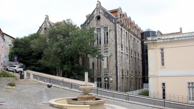 Une fontaine en face de l'hôpital thermique unique du Portugal