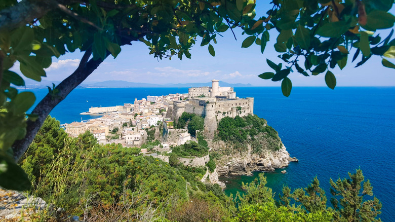 La ville italienne de Gaeta surplombant la mer d'en haut