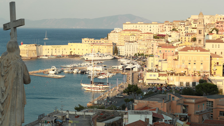 Bâtiments de la ville italienne de Gaeta et de la statue de la religion
