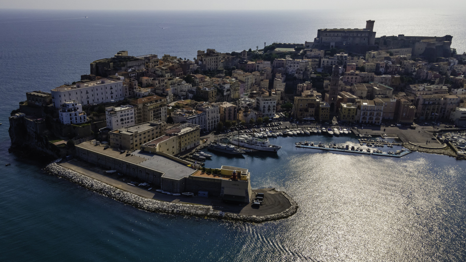 Situé entre Naples et Rome est une ville côtière sous-estimée pour une tranche d'Italie sans la foule