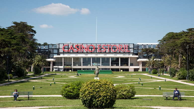 Les gens apprécient les jardins devant Casino Estoril
