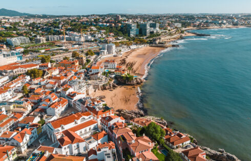Une ville balnéaire glamour juste à l'extérieur de Lisbonne suinte le charme de l'ancienne avec l'un des plus grands casinos d'Europe