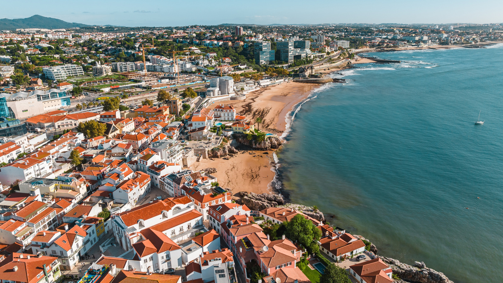 Une ville balnéaire glamour juste à l'extérieur de Lisbonne suinte le charme de l'ancienne avec l'un des plus grands casinos d'Europe