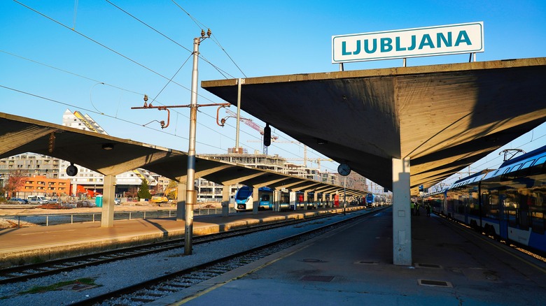 Plate-forme de train à la gare de Ljubljana au soleil