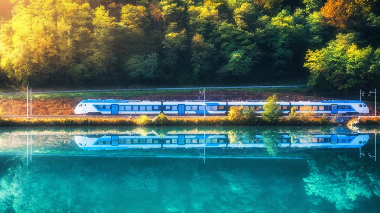 Train et reflet du train à Blue Lake