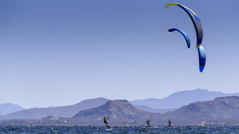 Windsurfers surfant sur une toile de fond de montagne