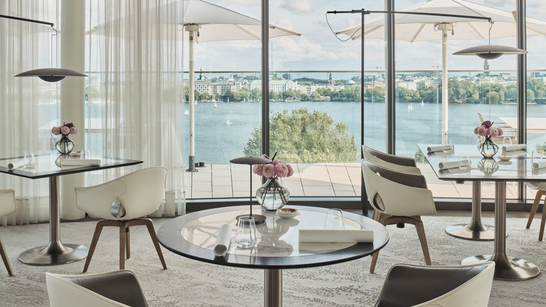 Vue du restaurant au bord du lac étoilé Michelin
