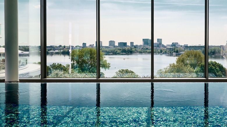 Piscine intérieure au Spa Fontenay