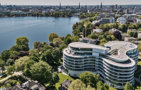 Ce luxueux hôtel allemand au bord du lac propose une salle à manger étoilée par Michelin, un spa de chouchoute et un design élégant