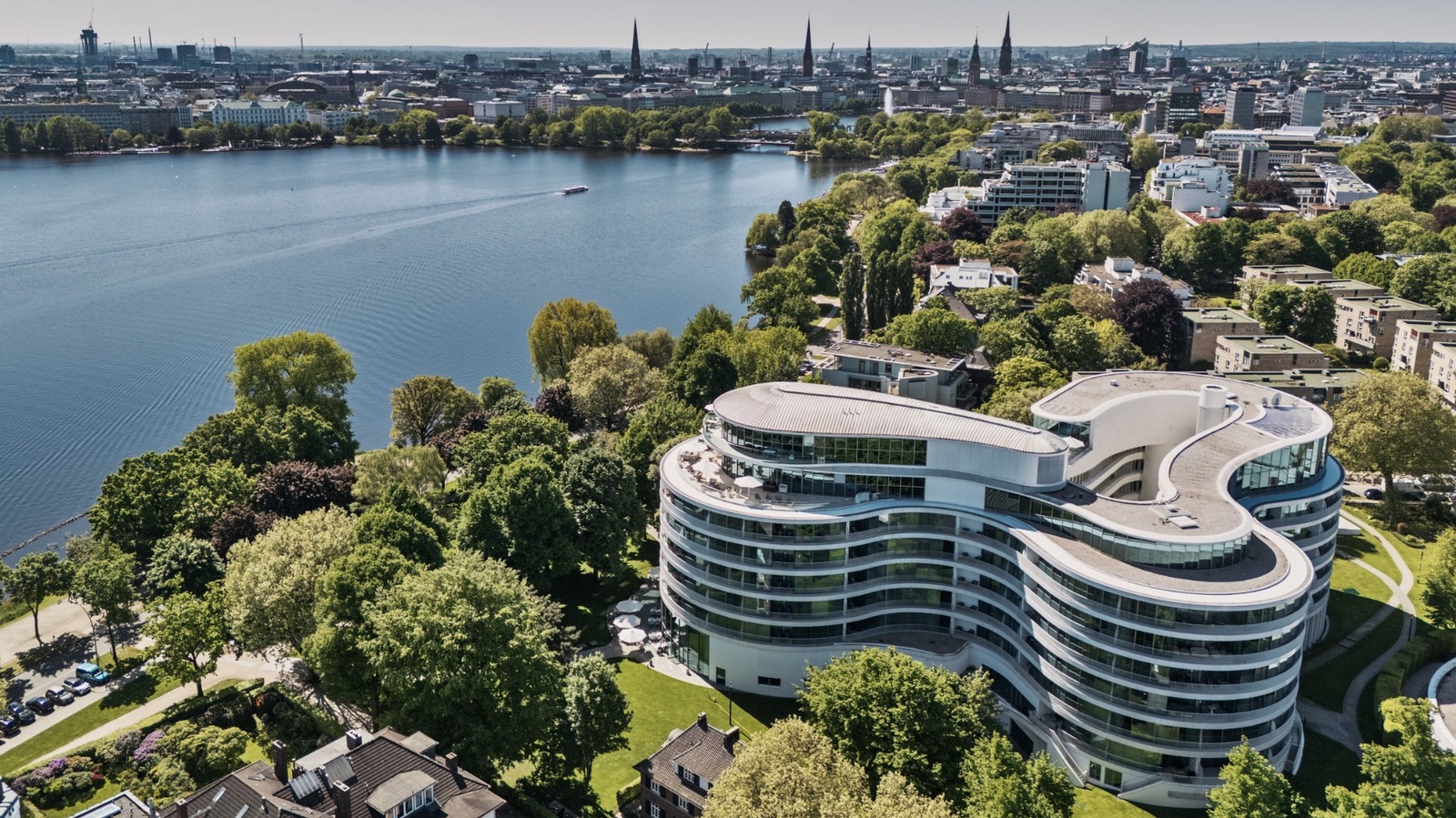 Ce luxueux hôtel allemand au bord du lac propose une salle à manger étoilée par Michelin, un spa de chouchoute et un design élégant