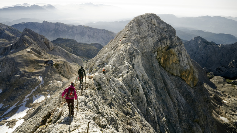 Mountaineers grimpant à Ridge sur Triglav Mountain, Slovénie