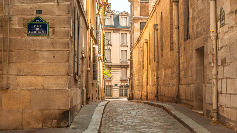 Une rue calme à Paris sans piétons ni voitures