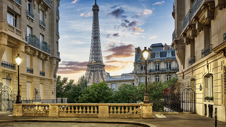 Paris Street avec la tour Eiffel en arrière-plan
