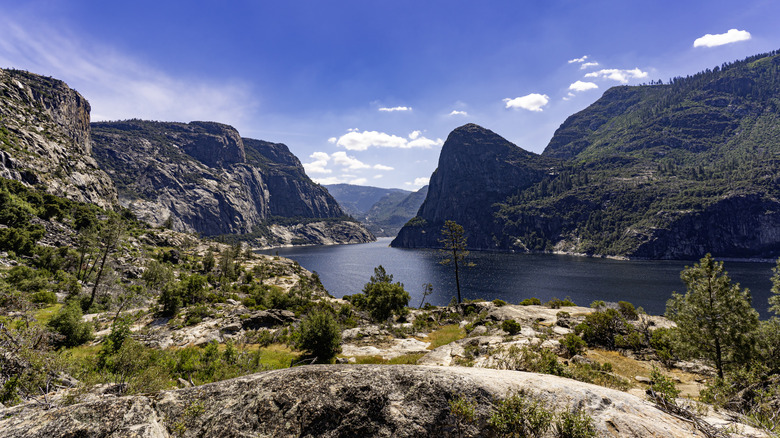 Les montagnes en granit tournent au-dessus de la vallée de Hetchy à Yosemite
