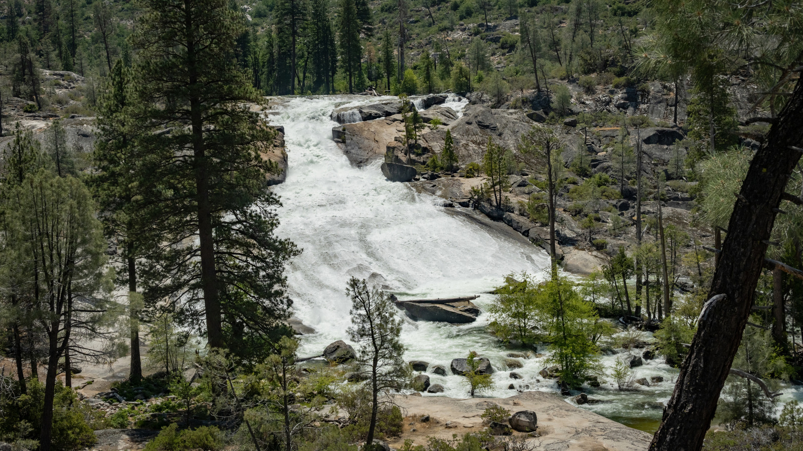 La meilleure randonnée de Yosemite Spring Canyon est une randonnée moins encombrée devant les cascades à couper le souffle
