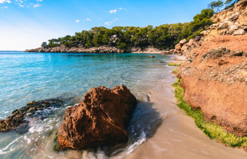 La plage cachée d'Ibiza est un paradis isolé avec des eaux turquoise éblouissantes et une charmante Cove Sandy