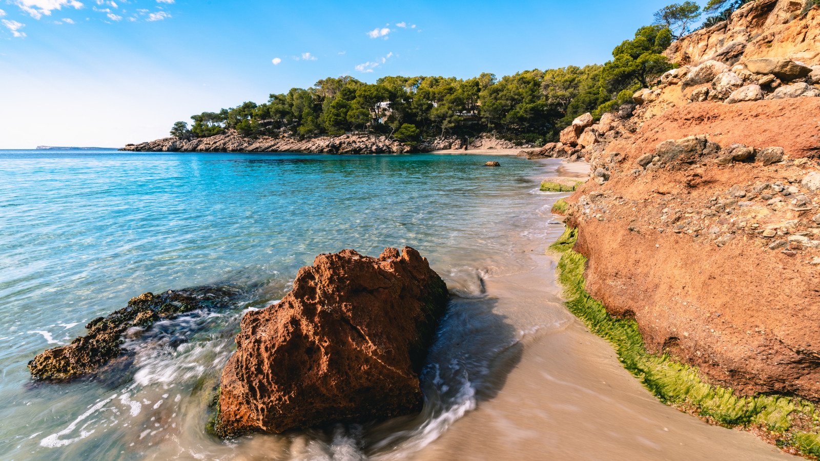 La plage cachée d'Ibiza est un paradis isolé avec des eaux turquoise éblouissantes et une charmante Cove Sandy