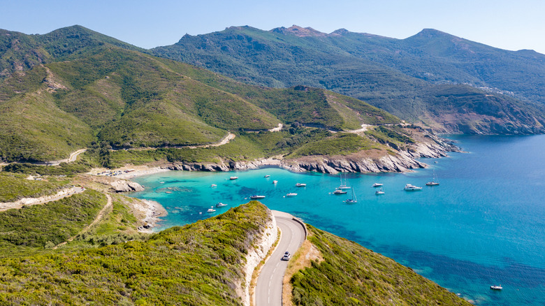 Une route et une baie de sable en Corse
