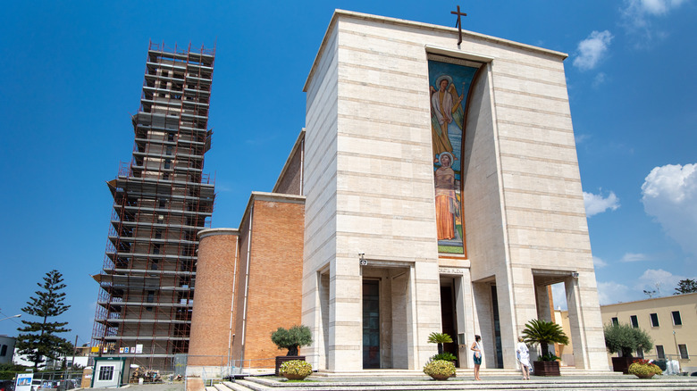 Une église construite dans le style rationaliste de Sabaudia, Italie