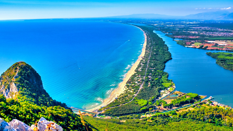 Une vue panoramique sur Sabaudia et Sabaudia Lac de Mount Circeo, Italie