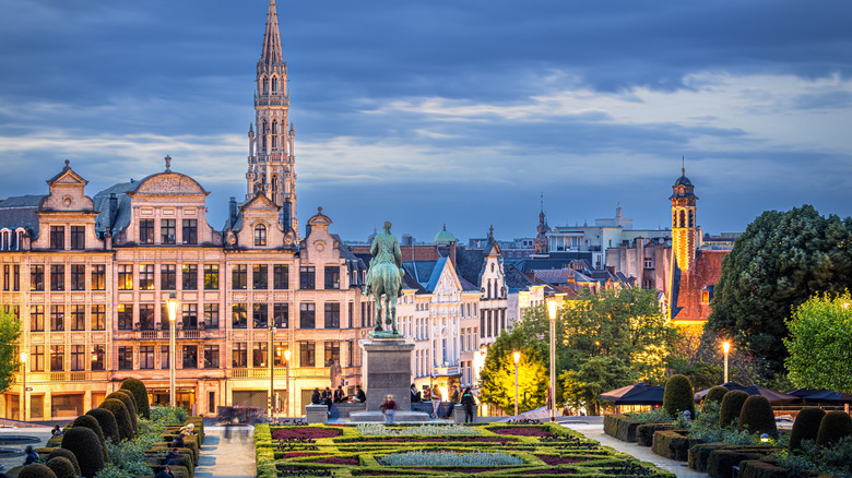 Vue d'un carré à Bruxelles la nuit