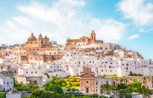 La «ville blanche» d'Italie est un rêve méditerranéen avec des plages imbibées de soleil à proximité et une superbe architecture gothique