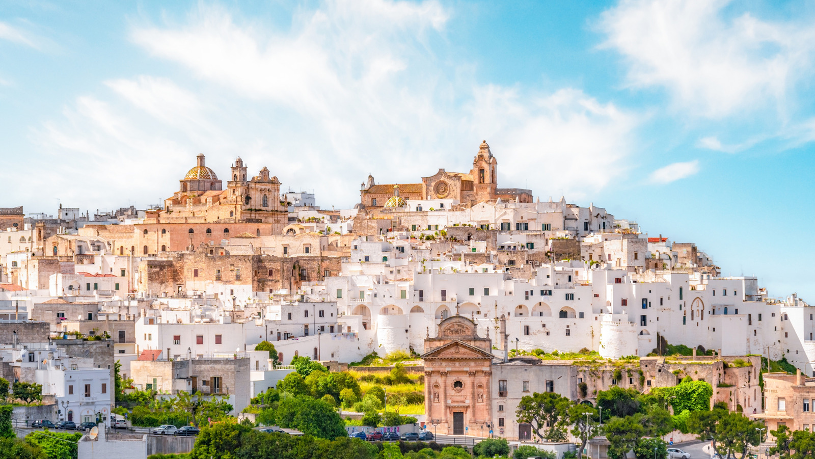 La «ville blanche» d'Italie est un rêve méditerranéen avec des plages imbibées de soleil à proximité et une superbe architecture gothique