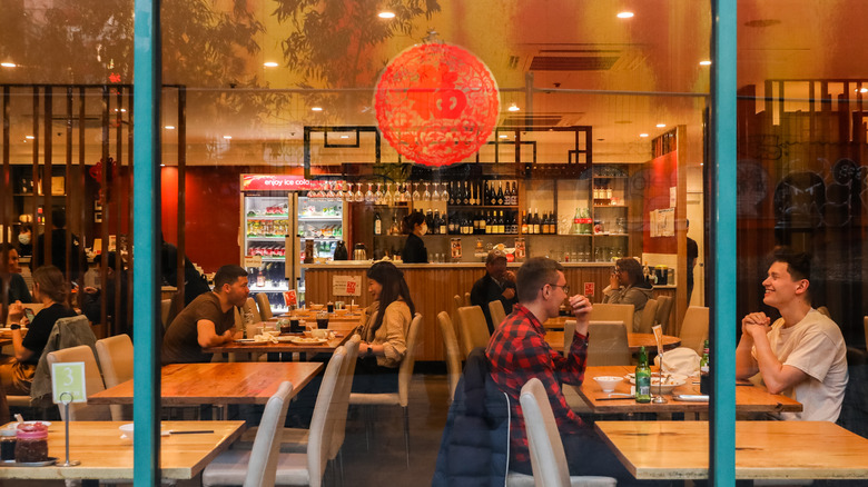 À l'intérieur d'un restaurant de Chinatown à Melbourne, en Australie,