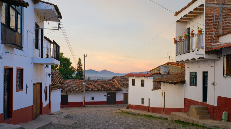 Sunrise sur des maisons blanches à Tapalpa avec des montagnes au loin