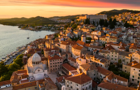 Caché sur la côte adriatique est l'une des plus anciennes villes balnéaires de la Croatie avec des plages éblouissantes et un charme historique