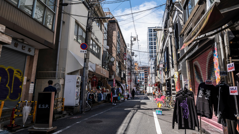 Streets Amemura, Osaka, ruelle avec des vêtements exposés
