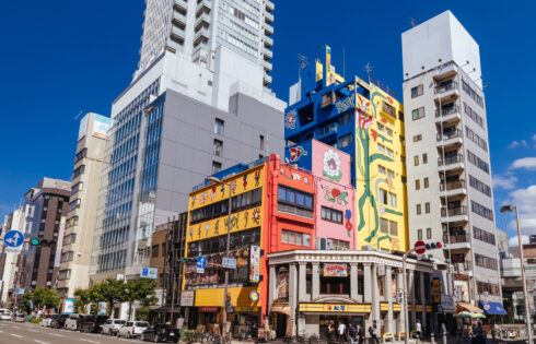 «America Town» dynamique du Japon possède une tranche excentrique d'Americana pleine de vente au détail et de divertissement