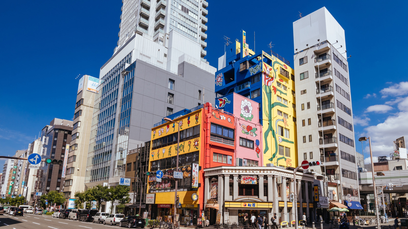 «America Town» dynamique du Japon possède une tranche excentrique d'Americana pleine de vente au détail et de divertissement