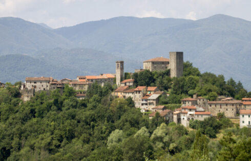 Situé entre Milan et Pisa est une ville italienne tranquille avec de l'air de la montagne, une vie lente et des châteaux cachés