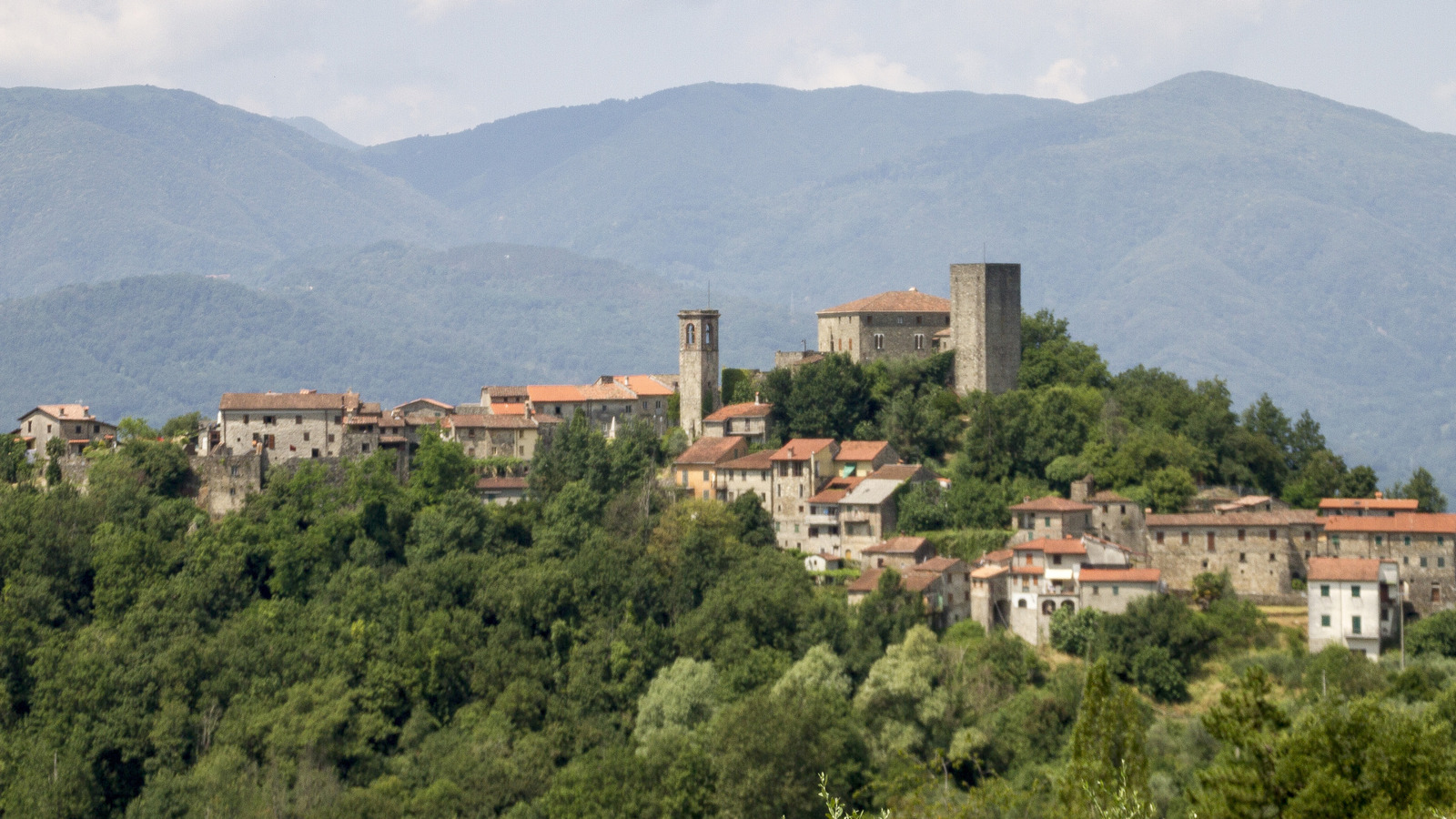 Situé entre Milan et Pisa est une ville italienne tranquille avec de l'air de la montagne, une vie lente et des châteaux cachés