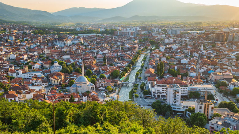 Paysage urbain sur les prises avec les montagnes environnantes