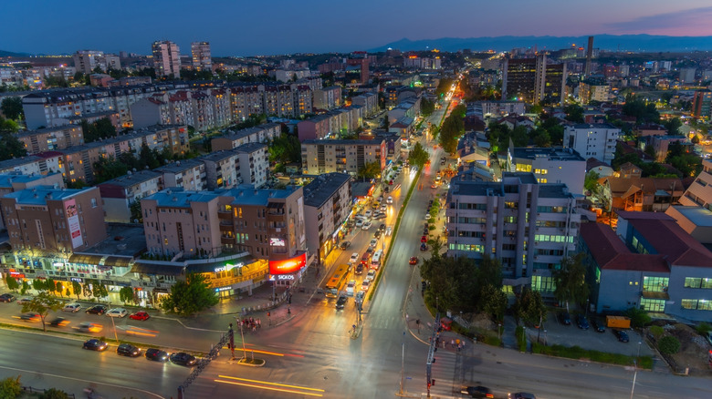Vue au coucher du soleil de Pristina, Kosovo