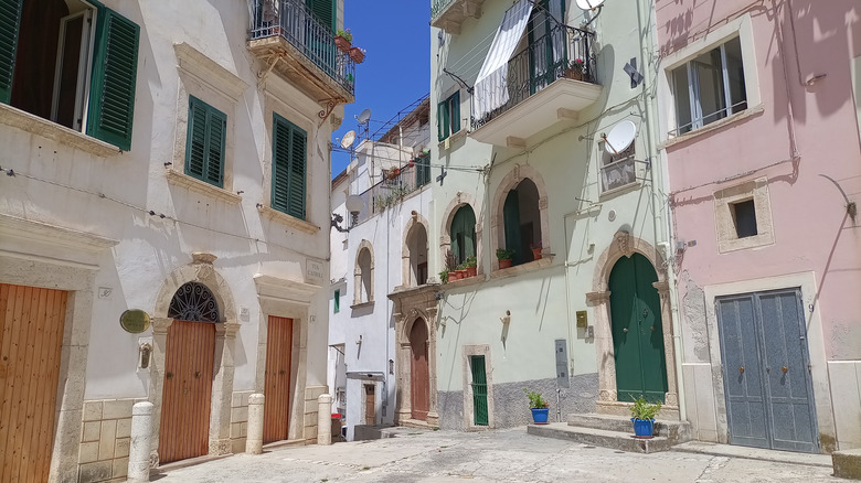 Région de la vieille ville avec un petit carré avec des bâtiments anciens à Rodi Garganico, en Italie
