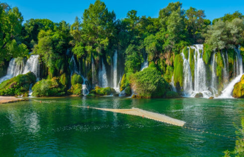 Une cascade luxuriante connue sous le nom de «Bali de l'Europe» est un paradis qui se cache en Bosnie et la campagne d'Herzégovine