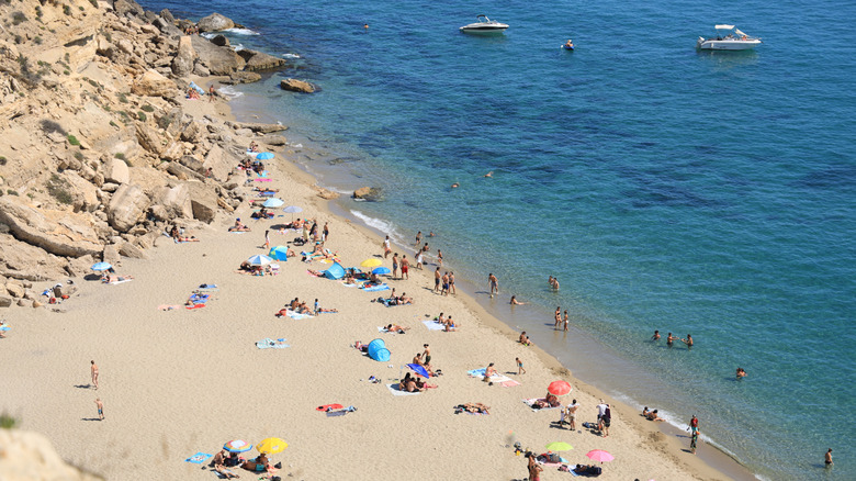 L'une des plages de Leucate avec des touristes.