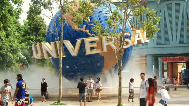 Les gens se rassemblent autour de l'Universal Studios Globe au parc à thème de Singapour