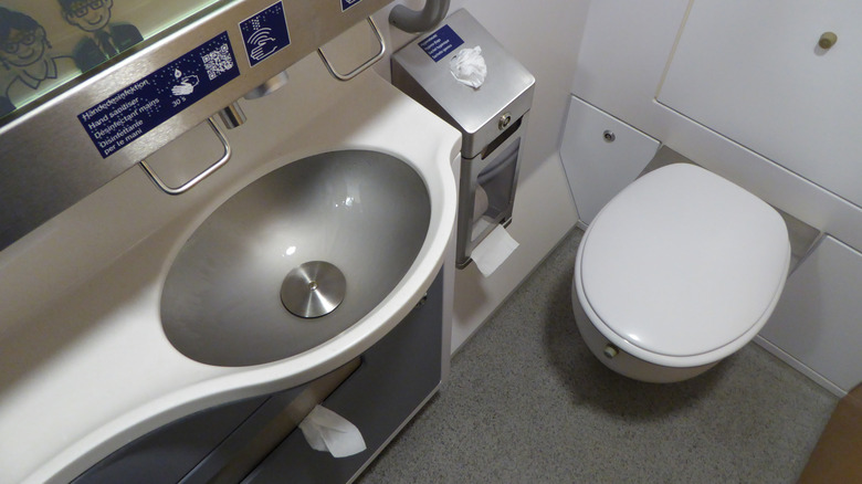 Toilettes blanches et évier en métal dans le train allemand