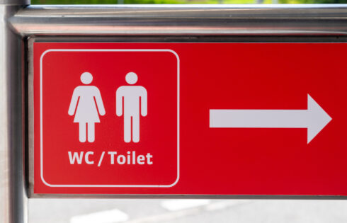 Rick Steves suggère que les touristes en Europe utilisent ce hack de salle de bain peu connu pour gagner du temps et de l'argent