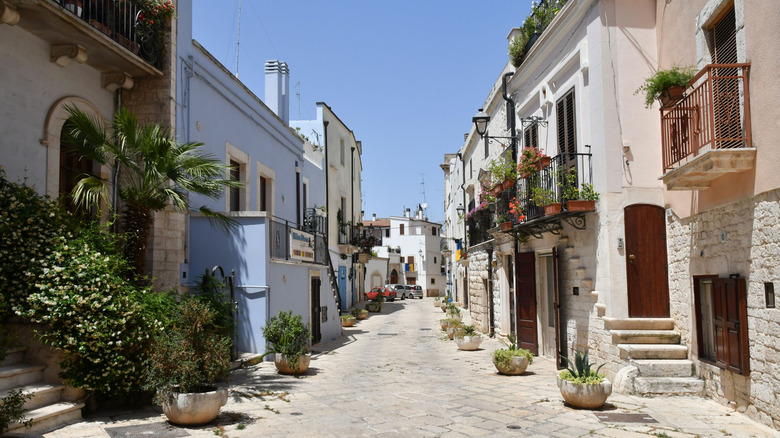 Vue d'une rue avec des bâtiments bleus et blancs à Casamassima, en Italie