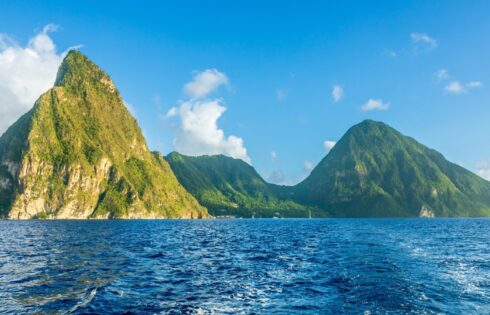 L'une des plages les plus grandes et les plus populaires de St. Lucia est une superbe étendue de côte près des magasins chics