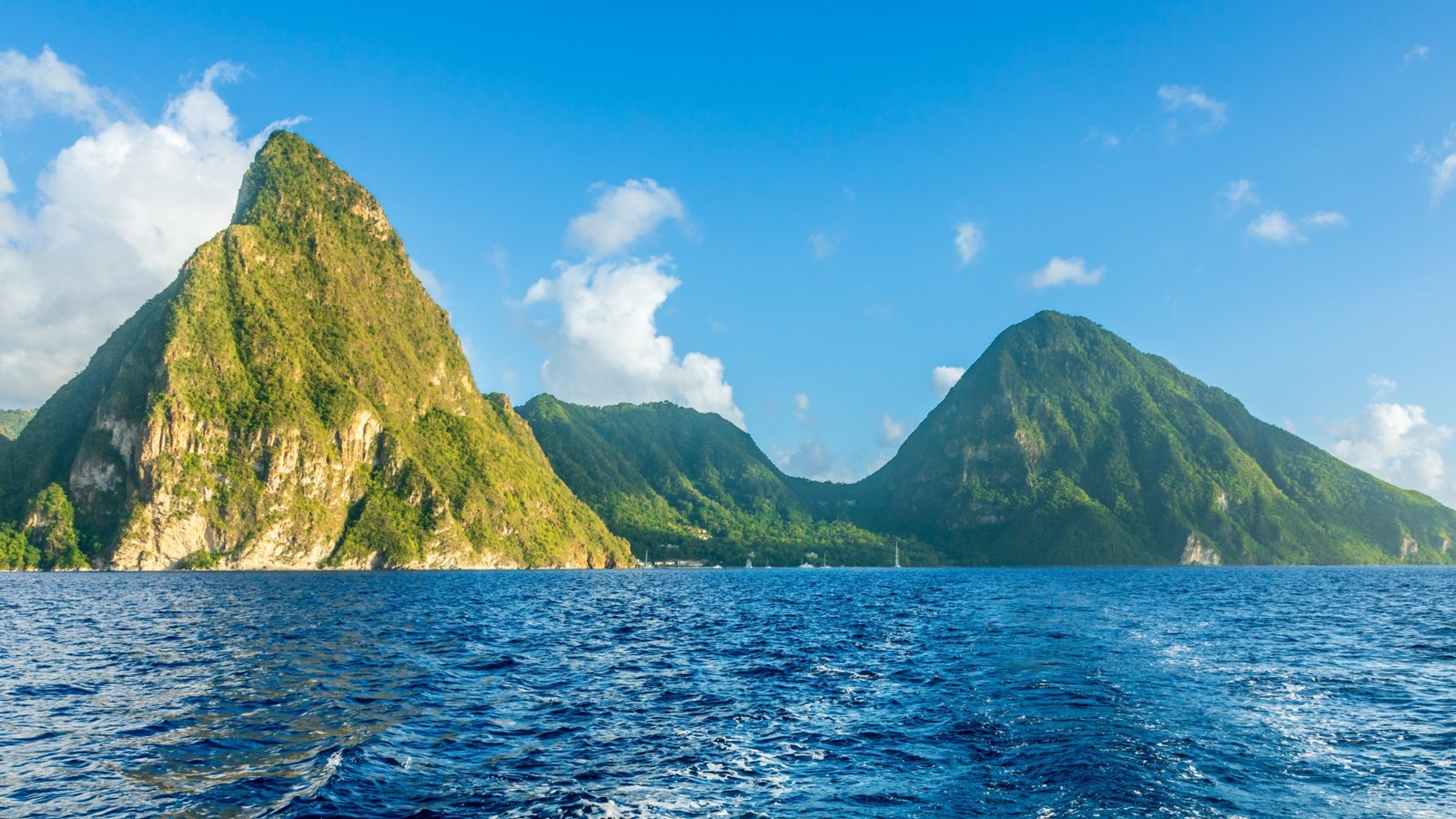L'une des plages les plus grandes et les plus populaires de St. Lucia est une superbe étendue de côte près des magasins chics