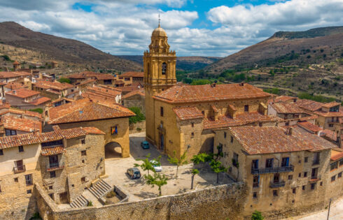 Un petit village appelé l'une des plus belles d'Espagne est un joyau pittoresque avec des rues pavées médiévales charmantes