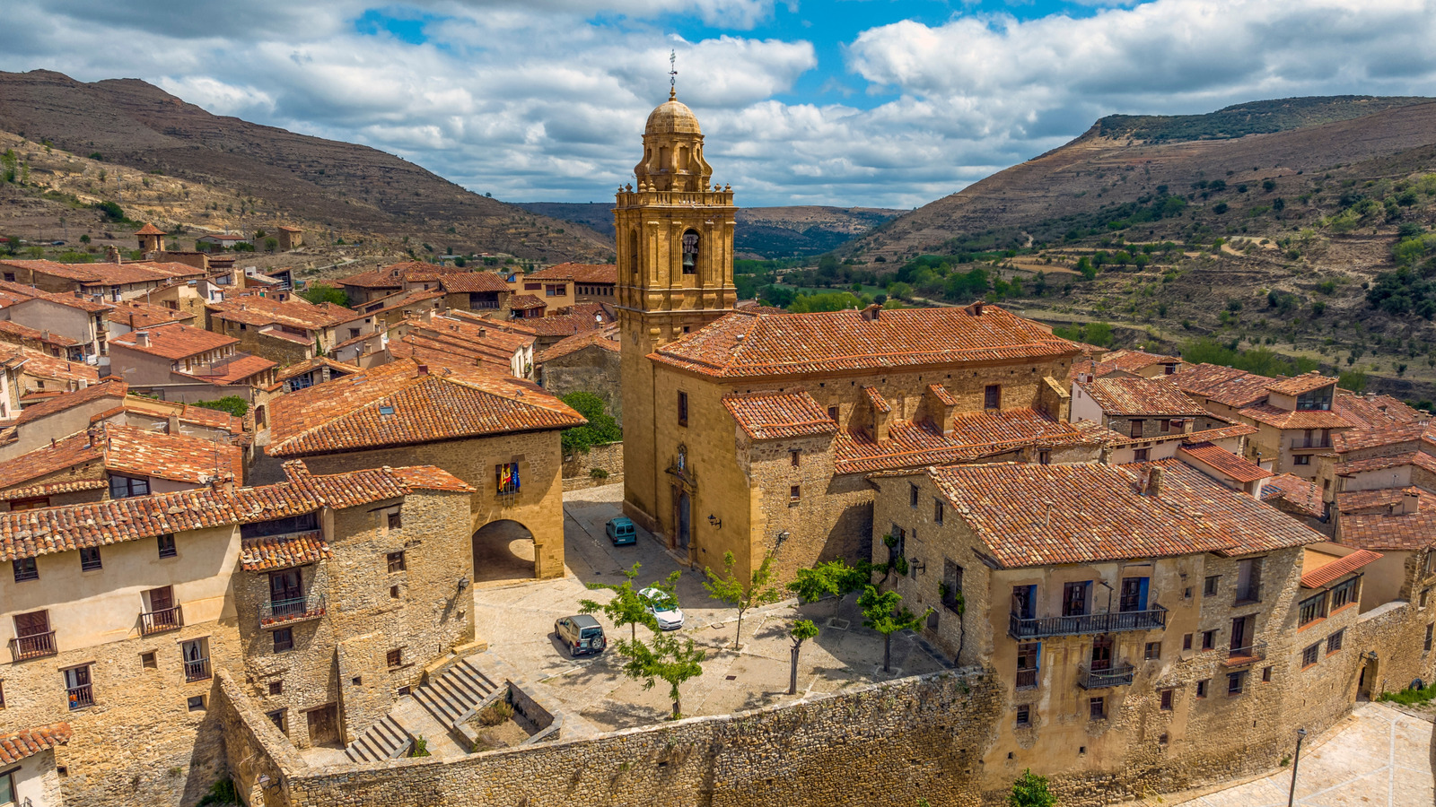 Un petit village appelé l'une des plus belles d'Espagne est un joyau pittoresque avec des rues pavées médiévales charmantes