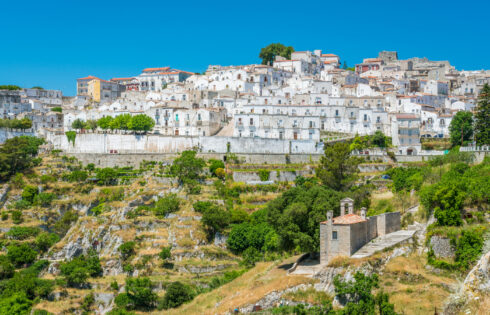 Le bijou caché des Pouilles est une ville médiévale avec des carrés et des rues charmants dans les montagnes italiennes