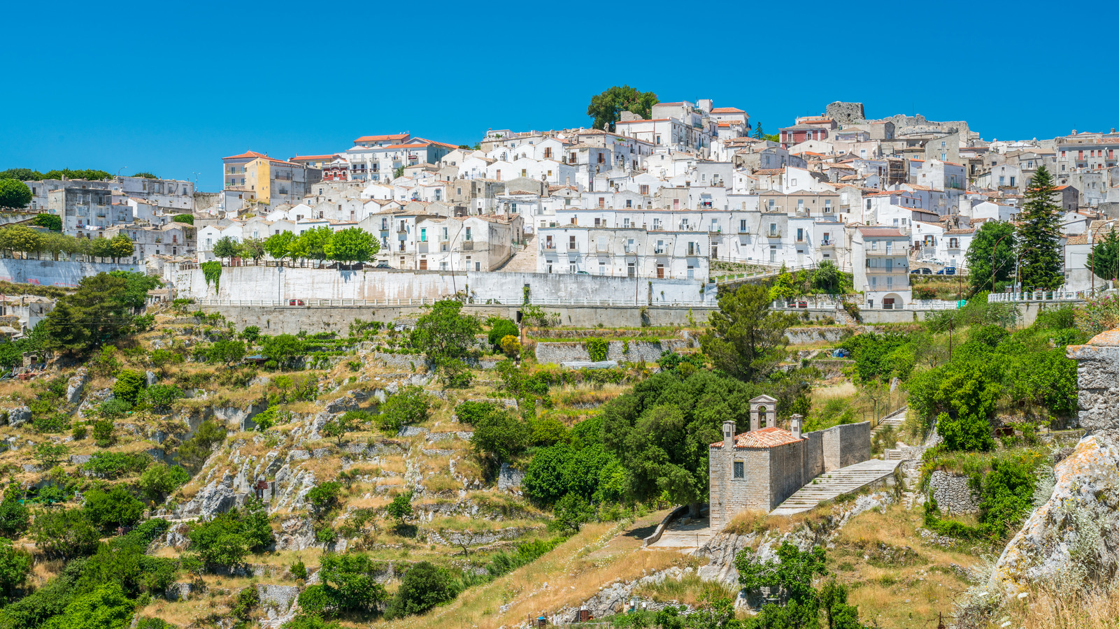 Le bijou caché des Pouilles est une ville médiévale avec des carrés et des rues charmants dans les montagnes italiennes